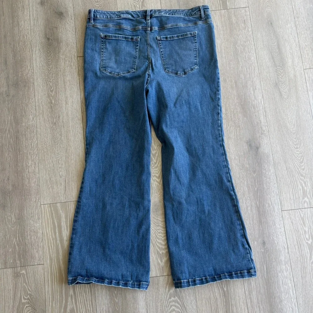 Lane Bryant Signature Fit Flare Jeans Blue Mid Rise Seam Front 22L Stretch Denim